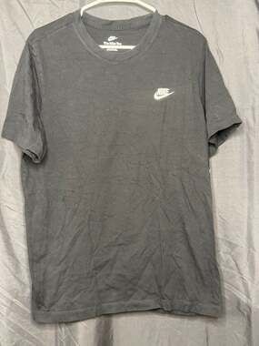 Nike Sportswear Club Men's Embroidered Futura Tee Black